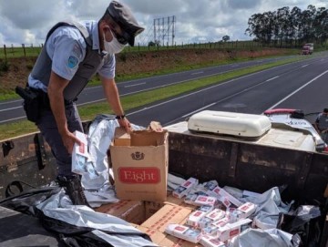 Pol�cia Rodovi�ria apreende caminh�o com 170 mil ma�os de cigarros contrabandeados do Paraguai