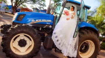Noiva chega de trator ao casamento e surpreende o marido