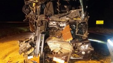 Motorista fica gravemente ferido ap�s colis�o traseira entre caminh�es, em Taciba