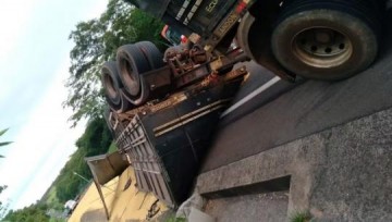 Caminh�o semi-reboque carregado de soja tomba na SP-294