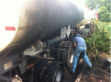 Incndio criminoso atinge caminho carregado com etanol no lvaro Campoy