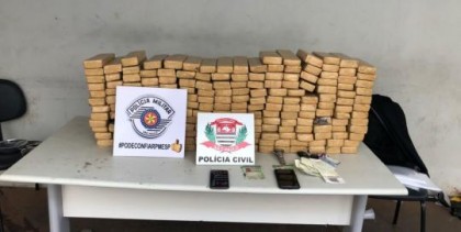 Os cerca de 100 quilos de maconha estavam no porta-malas de um dos carros (Foto: Pol�cia Civil/Divulga��o)