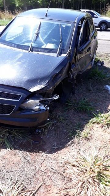 Acidente interdita parcialmente a SP-425 em Parapu�, pr�ximo ao Posto Trabuco