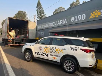 Pol�cia Rodovi�ria apreende 5,5 mil brinquedos e perfumes sem documenta��o em caminh�o, em Presidente Prudente