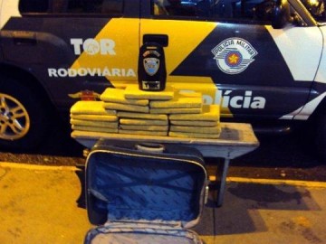 Durante fiscaliza��o, pol�cia encontra 18 kg de maconha com passageiro