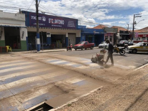 Prefeitura de Osvaldo Cruz remove lombofaixa da Pra�a S�o Jos� para evitar alagamentos