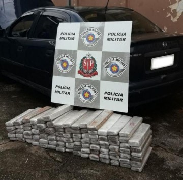 Dupla acaba presa ap�s transportar 100 kg maconha em carro roubado e com placa 'grosseiramente' adulterada