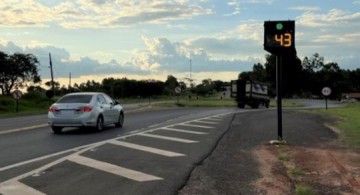 Painel em fase de testes assusta motoristas na SP-294 pr�ximo a Adamantina