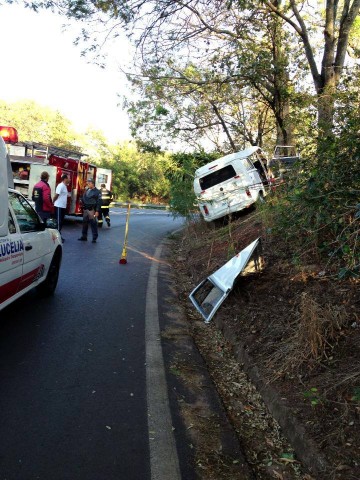 Acidente com perua de pacientes da Prefeitura de Osvaldo Cruz: uma pessoa morreu (veja foto do acidente)