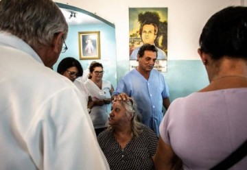 Esp�rita atrai milhares em SP e diz que um m�dium s� cai por dinheiro, sexo e vaidade