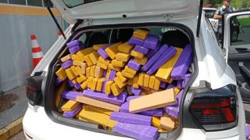 Paraguaio de 16 anos � flagrado dirigindo carro com mais de 460 kg de maconha, em Pirapozinho