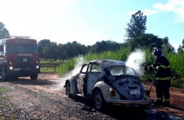 Fusca pega fogo e mobiliza o Corpo de Bombeiros na vicinal entre Sagres e Pracinha