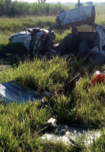 Colis�o frontal entre caminh�o e carro mata tr�s pessoas na Rodovia Comandante Jo�o Ribeiro de Barros