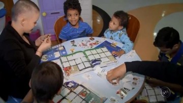 Hospital de Ja� faz troca solid�ria de figurinhas da Copa para crian�as com c�ncer