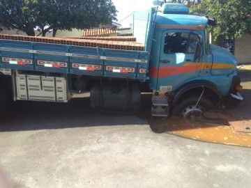 Caminh�o afunda em buraco no Residencial Atenas