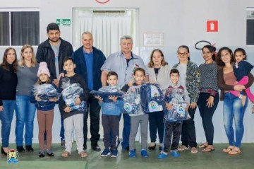 Prefeitura de Sagres entrega uniformes escolares para alunos da rede municipal