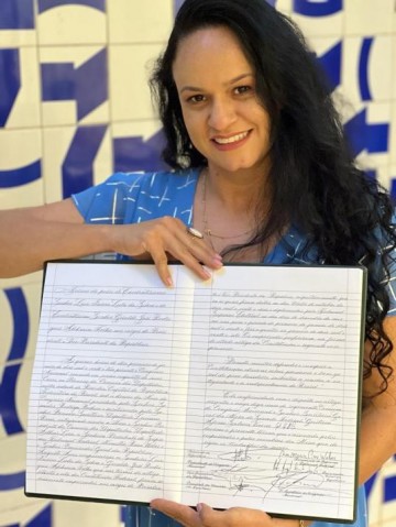 Cal�grafa de Iep� transcreve termo de posse presidencial em Bras�lia