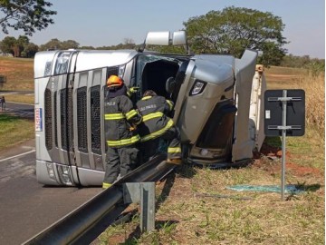 Caminh�o com frangos tomba em entroncamento de Parapu�