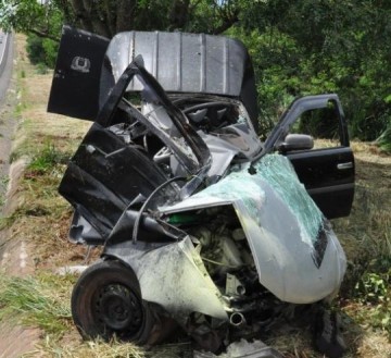 Motorista fica ferido e carro destru�do em acidente na SP-294 entre Fl�rida e Adamantina