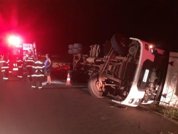 Caminh�o tomba na rodovia Assis Chateaubriand em Iacri