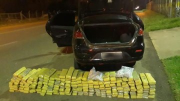 Pol�cia Rodovi�ria localiza quase 200 kg de maconha em porta-malas de carro e prende homem, em Rosana