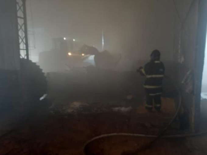 Inc�ndio atinge silos de secagem de amendoim e fogo destr�i 2 mil sacas em Quintana