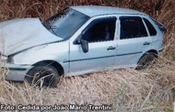 Carro placas de Iacri cai em canaleta de escoa��o de �guas pluviais da SP-294