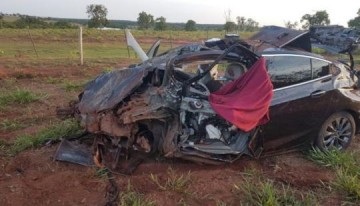Motorista bate em capivara na estrada e capota v�rias vezes