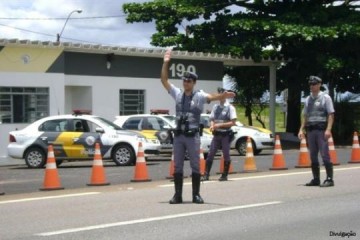 Pol�cia Rodovi�ria apreende 20 tabletes de maconha na SP-425