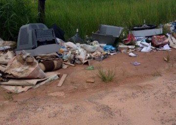 Internauta denuncia polui��o na estrada rural da Ponte Seca