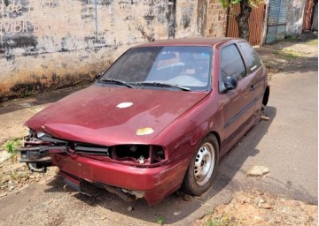 Morador reclama de carro abandonado no Jardim Alvorada