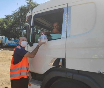 A��o humanit�ria entrega 150 marmitas para caminhoneiros que passam pela regi�o