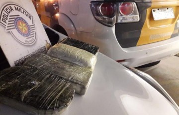 Casal de bolivianos � preso com drogas escondidas dentro de banco traseiro de carro em Presidente Epit�cio