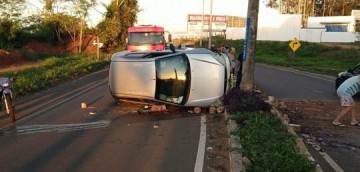 V�DEO: Acidente envolvendo carro e moto interdita a vicinal Luc�lia � Adamantina