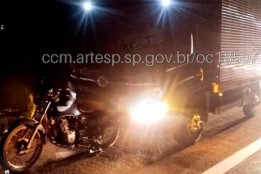 Motociclista morre atropelado por v�rios ve�culos ap�s acidente na SP-294 em G�lia