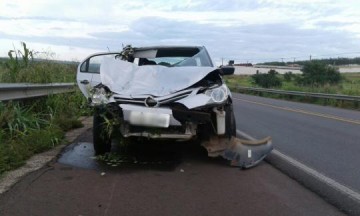 Ve�culo atropela ciclistas na SP-294 em Parapu�