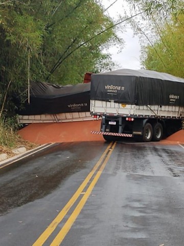 Carreta tomba e interdita vicinal Tup�-Quat�