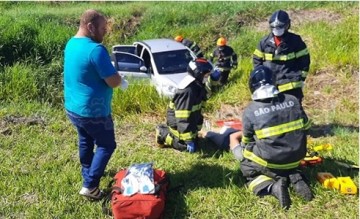 Capotamento na SP-294 em Tup� deixa quatro pessoas feridas
