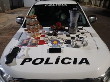 Mulher � presa por tr�fico de drogas em Osvaldo Cruz