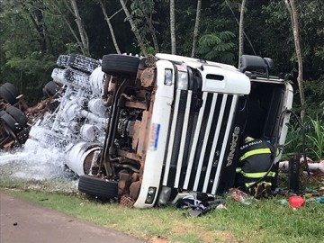 Carreta com mais de 30 toneladas de a��car tomba em Adamantina