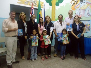 Alunos da Moacyr Lordello recebem apostilas da Educao Infantil