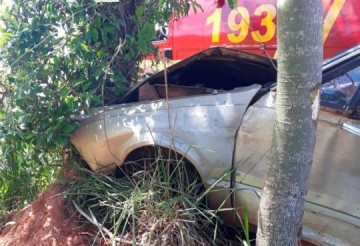 Homem fica gravemente ferido ao empurrar carro em estrada rural de Tup�