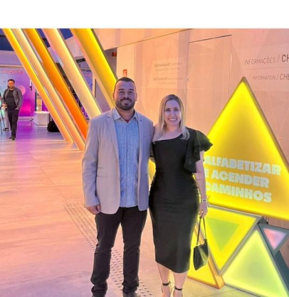 Diretor de Cultura e Esportes de Sagres, Luiz Andr� de Oliveira (esq.), recebe o Pr�mio PAR ao lado de Vanessa Correa, coordenadora de rela��es com a ind�stria e comunidade do Sesi de Presidente Prudente