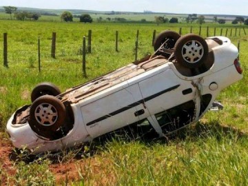 Idosa fica ferida ap�s carro capotar em rodovia