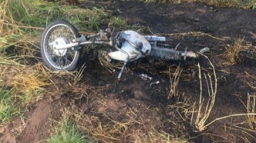 Ap�s batida com carro, motocicleta pega fogo e pai e filho t�m ferimentos graves nas pernas