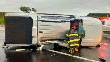 Corpo de Bombeiros de Osvaldo Cruz atende ocorrncia de trnsito com trs vtimas na Rodovia Comandante Joo Ribeiro de Barros SP 294, em Parapu