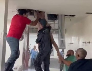 V�DEO: Paciente tenta fugir nu pelo forro da Santa Casa de S�o Paulo
