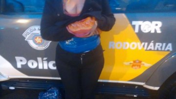 Mulher � flagrada em Ourinhos com 1,5 mil muni��es escondidas embaixo das roupas