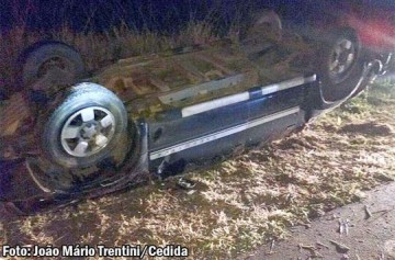 Mulher sai ilesa de acidente ap�s capotar S-10 na SP-294 em Hercul�ndia