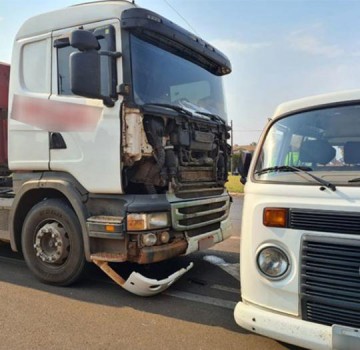 Acidente entre carreta com placas de Adamantina e Kombi deixa homem ferido na SP-294